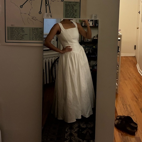 Chic White Sleeveless Maxi Dress - Picture 1 of 7